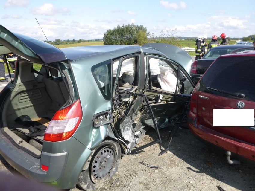 Biskupice Radłowskie. Zderzenie kilku samochodów przy moście na Dunajcu