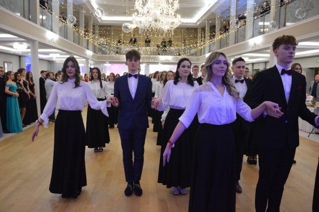 Bal maturalny uczniów III Liceum im. Słowackiego w Piotrkowie odbywa się w restauracji JAN w Bełchatowie
