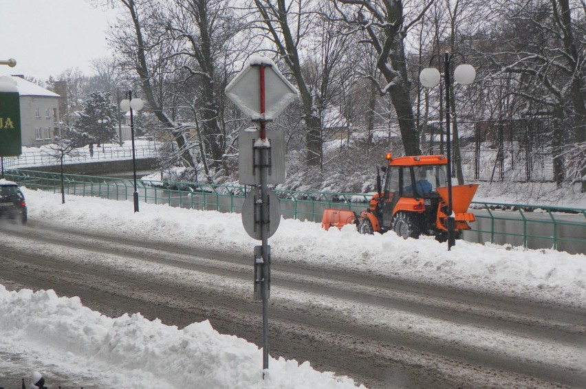 Zima znowu zaatakowała. Trudne warunki na drogach powiatu nowodworskiego