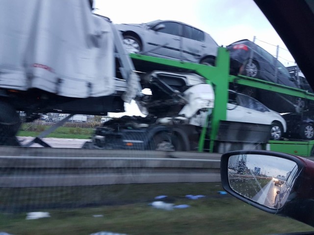 W piątek rano na autostradzie A2 doszło do karambolu z udziałem czterech samochodów – zderzyły się ze sobą dwa samochody osobowe oraz dwa ciężarowe. W wyniku zdarzenie dwie osoby zostały zabrane do szpitala.

Czytaj więcej