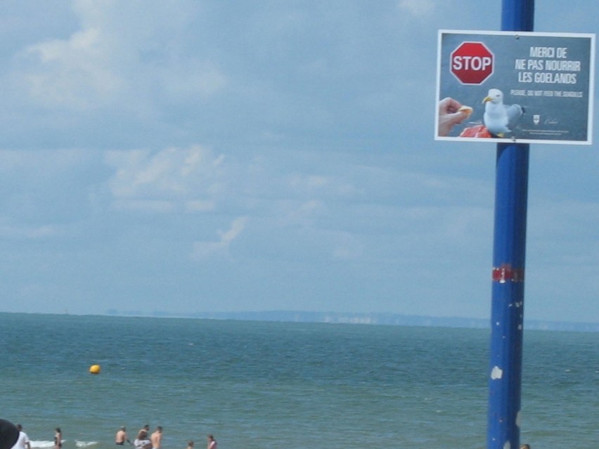 Plaża Calais - na horyzoncie widoczny drugi brzeg w Wielkiej...