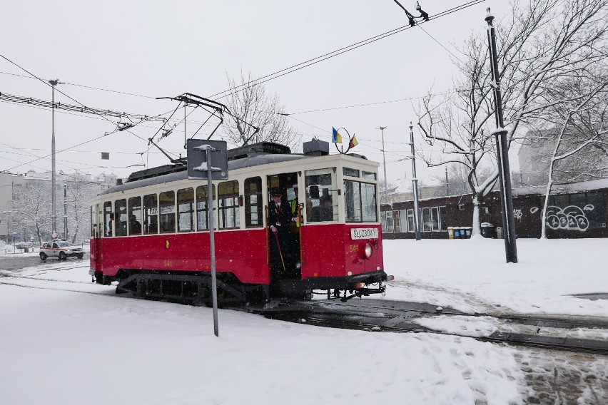 Warszawska parada tramwajów w zimowej aurze. Zabytki wyjechały na tory pomimo trudnych warunków