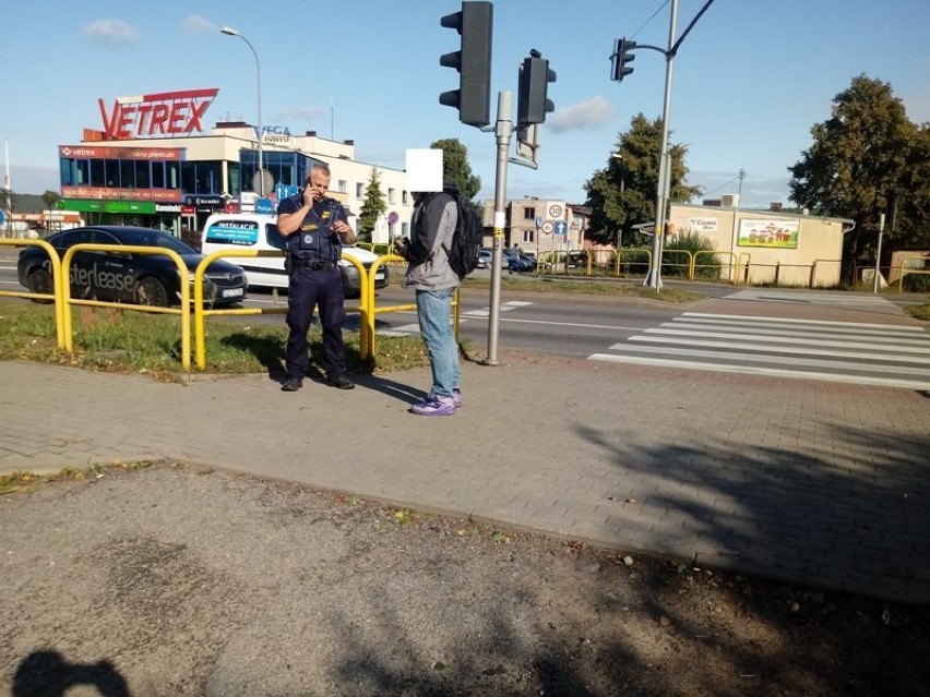 Regularnie zaśmieca przestrzeń publiczną Wejherowa ulotkami [ZDJĘCIA]