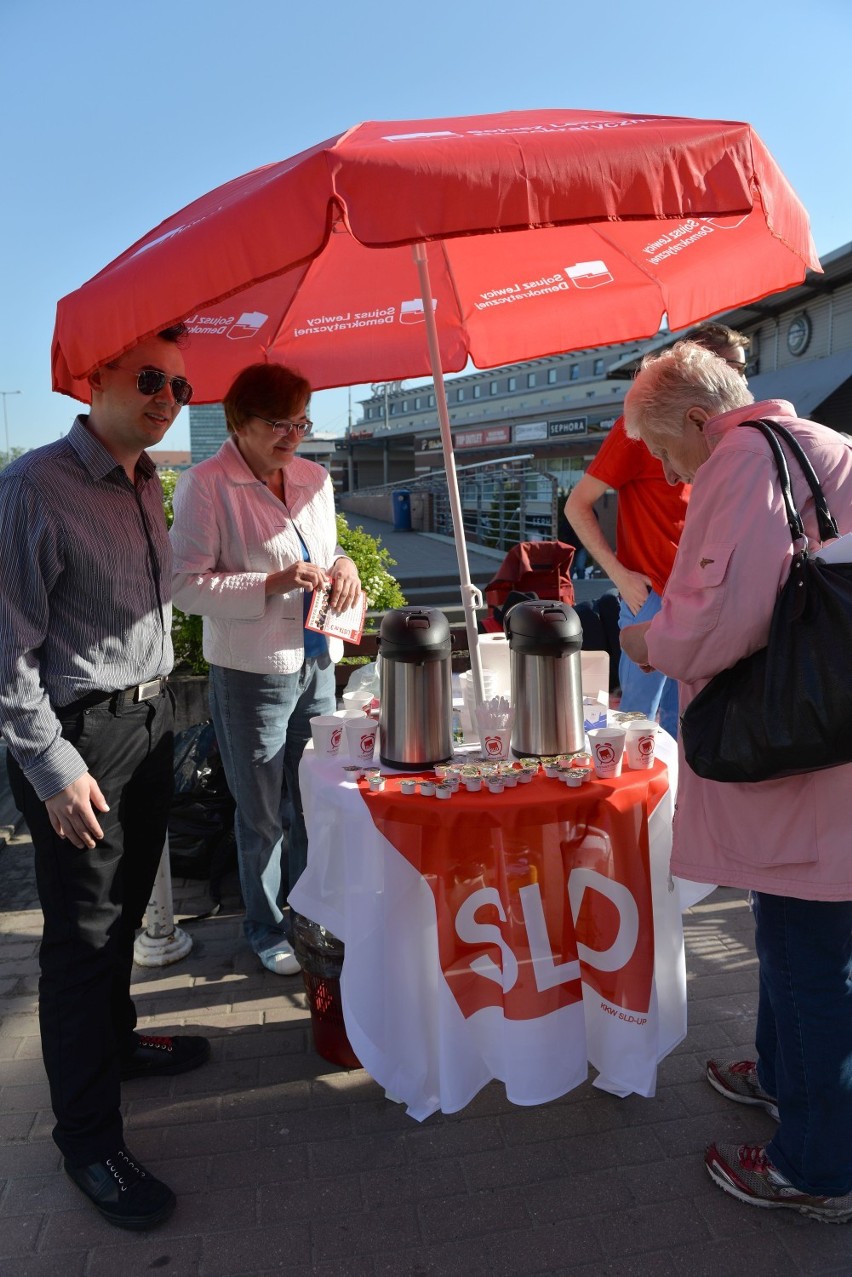 Kampania do Parlamentu Europejskiego: Kandydaci SLD budzili dziś w Gdańsku kawą [ZDJĘCIA]