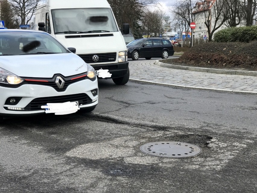 Te dziury straszą kierowców na ulicach Słupska [ZDJĘCIA]