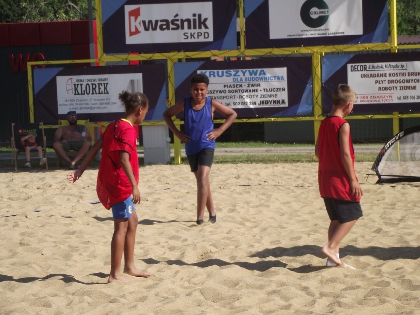 Turniej piłki nożnej plażowej. Gry i zabawy z piłką nożną - plaża miejska