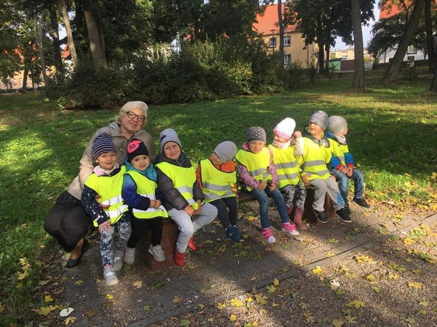 Przedszkolaki udały się z wizytą do grodziskiego Parku Miejskiego [GALERIA ZDJĘĆ]