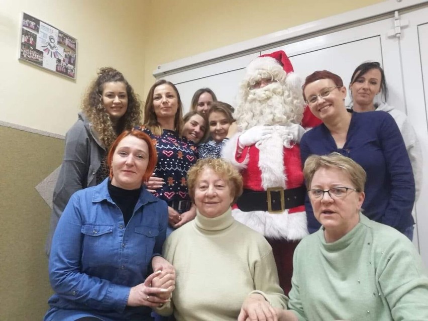 Święty Mikołaj i jego pomocnicy odwiedzają grzeczne dzieci pod Oleśnicą (ZDJĘCIA)