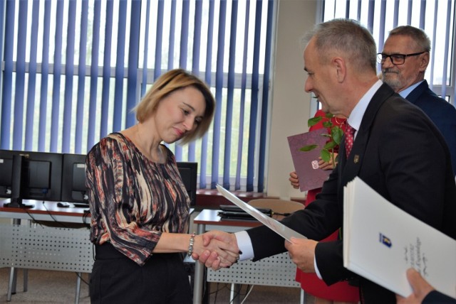 Nagrody Burmistrza Sępólna Krajeńskiego otrzymało 10 pań: osiem nauczycielek szkół podstawowych i przedszkoli oraz dwie pracownice administracji i obsługi.