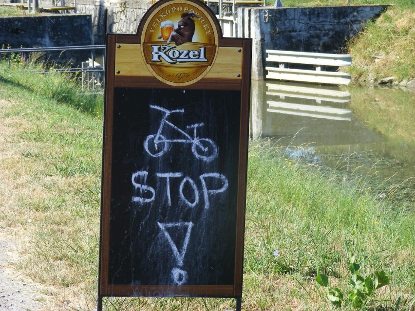 Dziwny czeski znak stopu dla roweru ;)