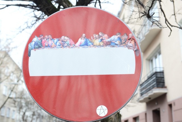 Banksy z Mokotowa. Ostatnia wieczerza ozdobiła znak drogowy