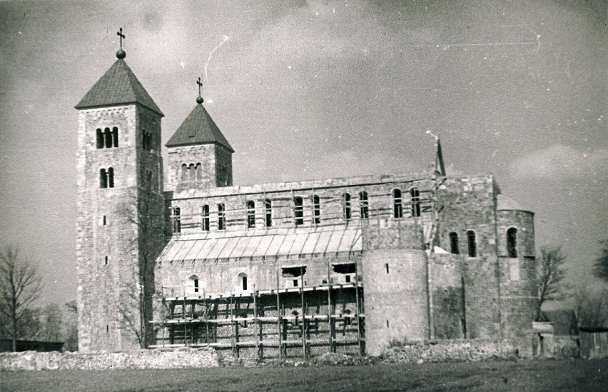 Lata 1947-1958, Archikolegiata w trakcie odbudowy