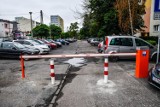 Słupki i szlabany na parkingu na ulicy Połczyńskiej w Bydgoszczy. Mieszkańcy chcą mieć święty spokój