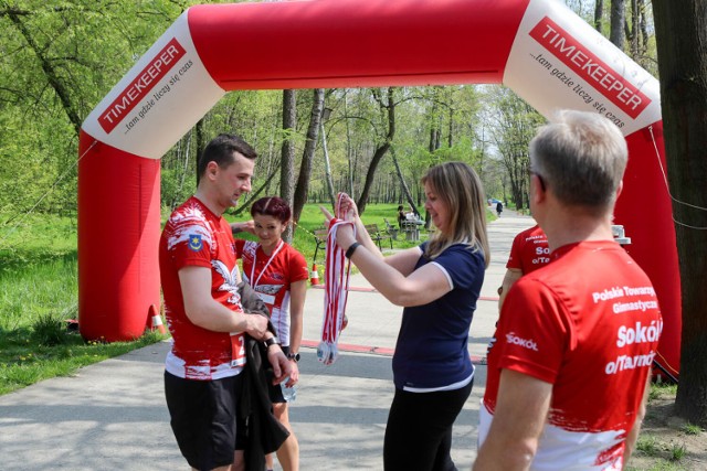 W Parku Piaskówka rywalizowali biegacze - w trzyosobowych sztafetach oraz entuzjaści chodzenia z kijkami