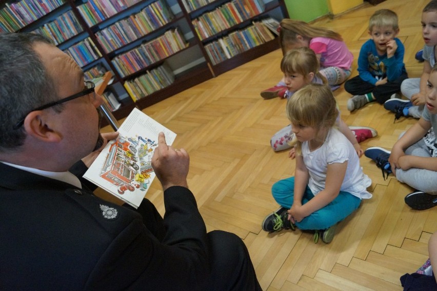 Dzieci z otwartymi buziami słuchały opowieści "Mam przyjaciela strażaka". Książeczkę czytał przedszkolakom Leszek Pietrasz - szef wszystkich strażaków w gminie Nędza. A potem zabrał dzieci do remizy strażackiej.