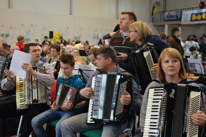 Dzień Jedności Kaszubów 2017 w CHmielnie - próba bicia rekordu w grze na akordeonach
