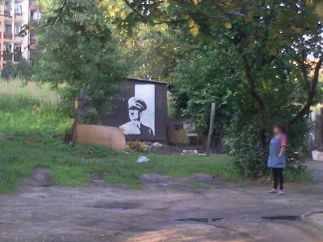 Adolf Hitler na muralu w Mysłowicach. Malowidło już ktoś zamalował.