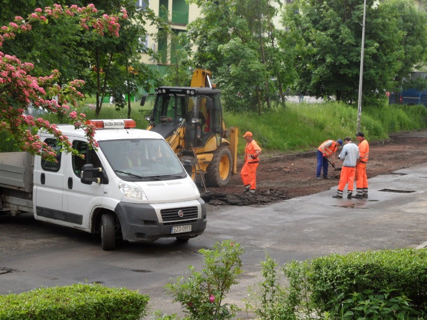 Robotnicy zdzierali stary asfalt