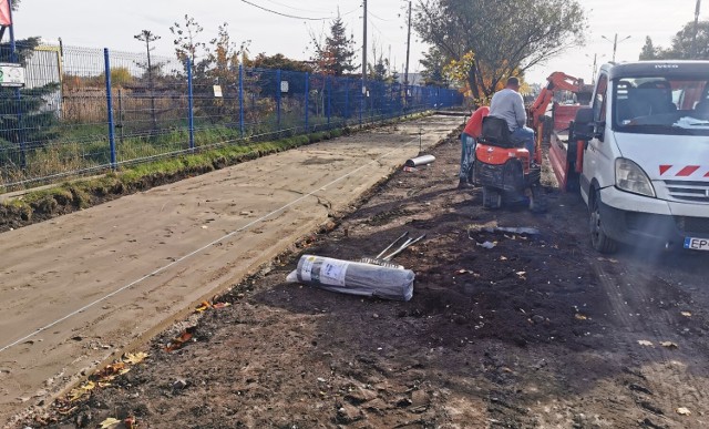 Trwa budowa ścieżki rowerowej na ulicy Żelaznej w Piotrkowie