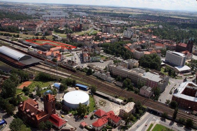 Planowany obszar centrum przesiadkowego został zaznaczony czerwoną linią