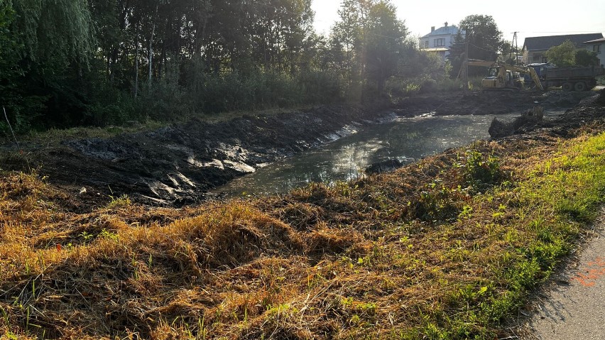 Naturalne zbiorniki retencyjne w Szebniach są odmulane i...