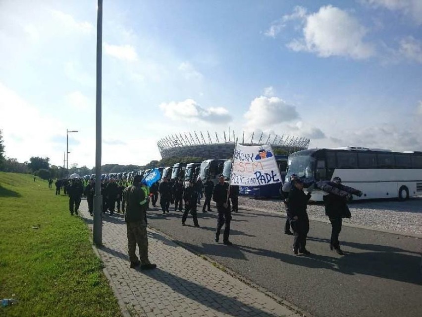 Protest służb mundurowych. Dwadzieścia autobusów i tysiąc policjantów z Pomorza pojechało na manifestację do Warszawy 2.10.2018 [zdjęcia]