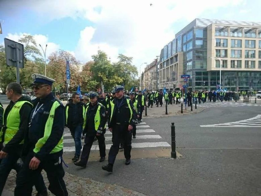 Protest służb mundurowych. Dwadzieścia autobusów i tysiąc policjantów z Pomorza pojechało na manifestację do Warszawy 2.10.2018 [zdjęcia]