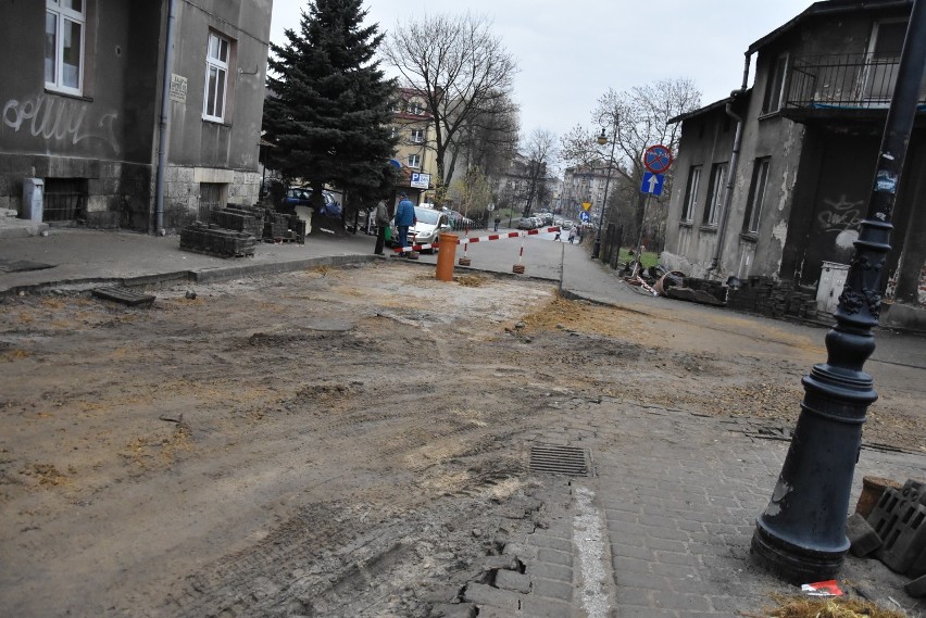 Chrzanów. Rozkopane dwie drogi w centrum, są utrudnienia [ZDJĘCIA]