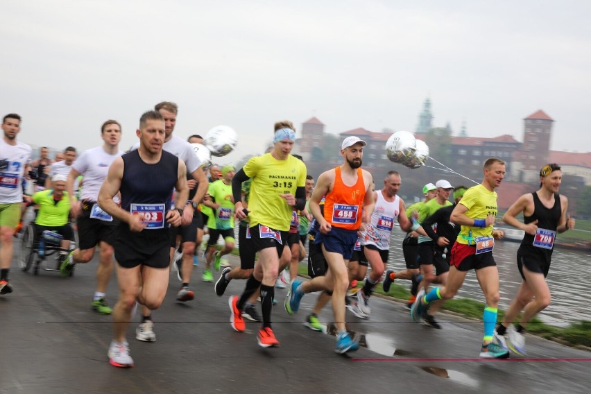 19. Cracovia Maraton. Biegacze ruszyli z Rynku Głównego na ponad 42-kilometrową trasę [ZDJĘCIA]