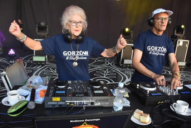 Dyskoteka prowadzona przez DJ Wikę zgromadziła w gorzowskim amfiteatrze kilkuset seniorów.