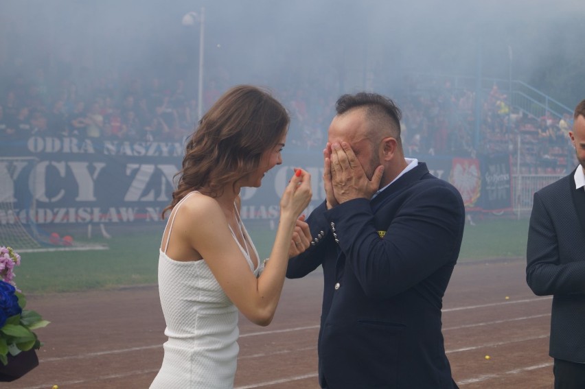 Sylwia i Marcin powiedzieli sobie "tak" na stadionie. Tuż...