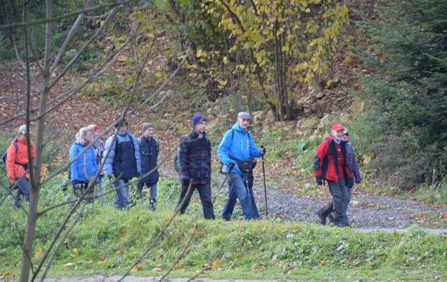 Zakończenie 49. sezonu turystycznego "Nie siedź w domu, idź na wycieczkę". Wędrowcy przybyli do Doliny Będkowskiej