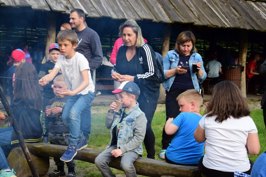 Biskupin. Muzealnicy i mieszkańcy wsi niosą pomoc uchodźcom z Ukrainy. W jaki sposób? Oto relacja i zdjęcia
