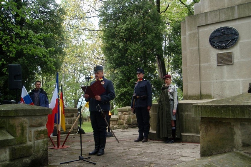 Podniosłym punktem uroczystości był Apel Poległych. Fot....