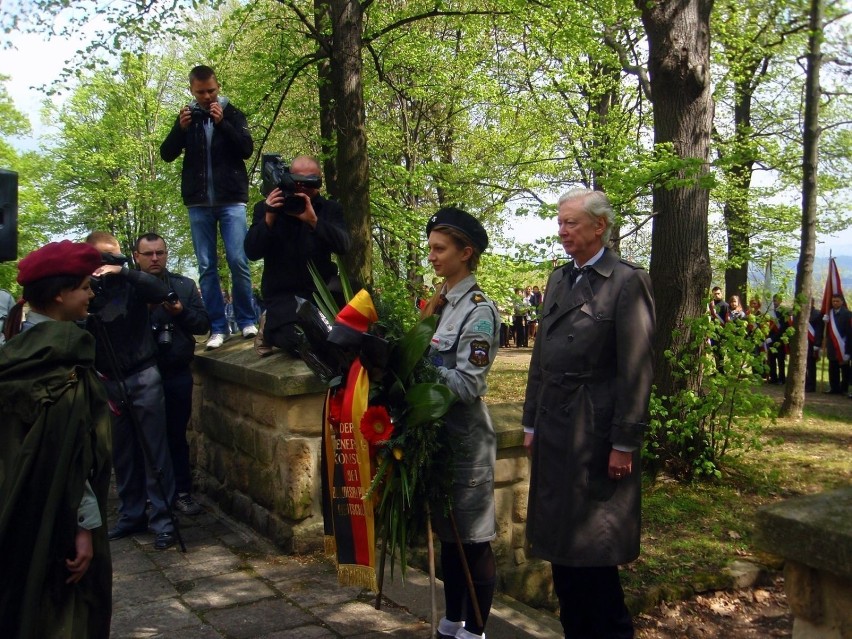 Pod Pomnikiem Poległych kwiaty złożył Konsul Generalny...