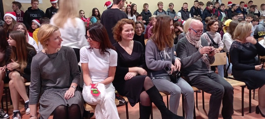 Świąteczne Show w „Grocie” w Jędrzejowie. Uczniowie świętowali Mikołajki piosenką, tańcem i...pojedynkiem robotów. Zobaczcie zdjęcia