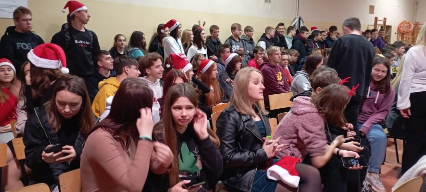 Świąteczne Show w „Grocie” w Jędrzejowie. Uczniowie świętowali Mikołajki piosenką, tańcem i...pojedynkiem robotów. Zobaczcie zdjęcia