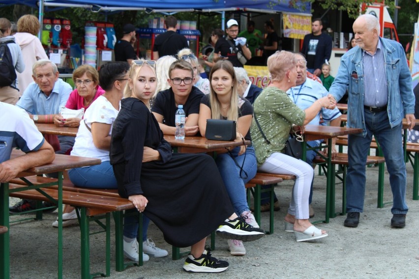 Letnie Granie Radomsko 2023. Trwa impreza w Parku Świętojańskim. ZDJĘCIA, FILM