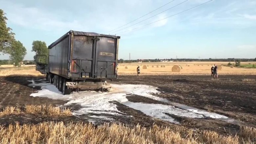 Kabina ciężarówki doszczętnie spłonęła. Wywołała też pożar ścierniska [WIDEO]