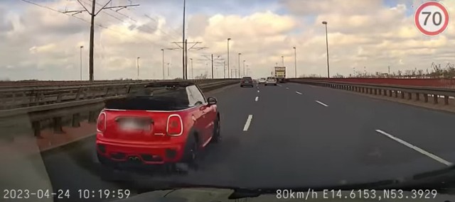 Szalone wyczyny kierowcy czerwonego mini zostały uwiecznione na filmie