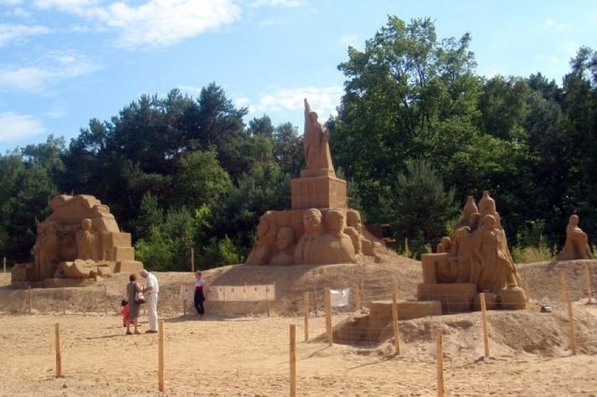 Największą w Polsce wystawę rzeźb z piasku, zorganizowaną...
