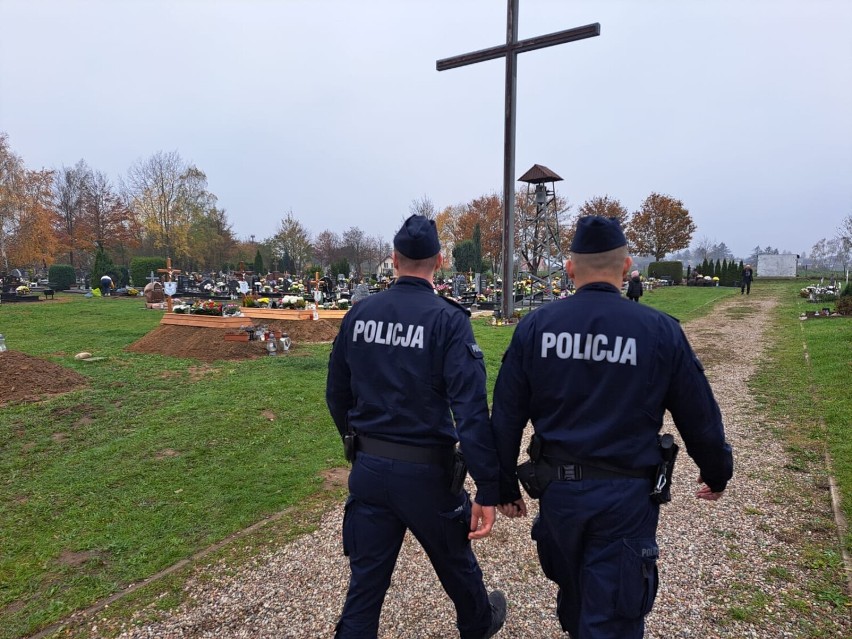 Policyjna akcja Wszystkich Świętych 2022 w Pucku i powiecie puckim - podsumowanie