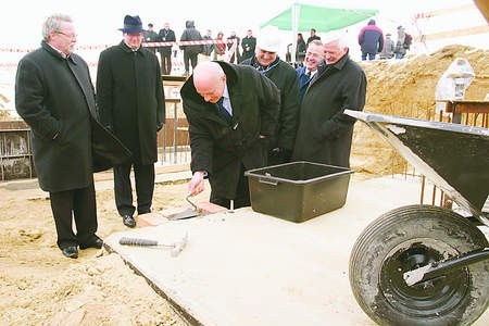 Wiceprezes korporacji Doraco Sławomir Bautembach wmurowuje akt erekcyjny pod budowę hangaru dla samolotów na lotnisku w Gdańsku Rębiechowie. 	Fot. Adam Warżawa