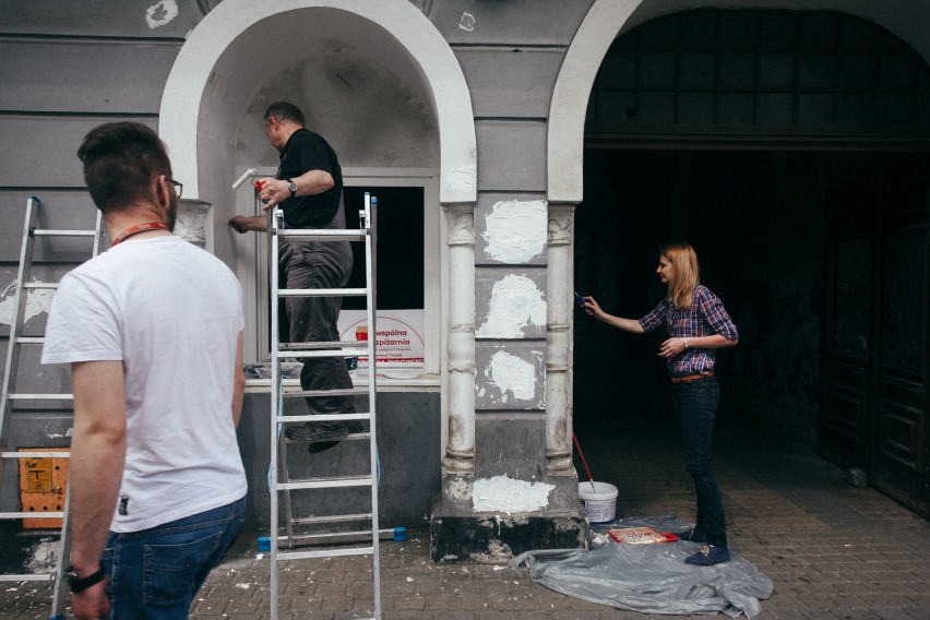 Wczoraj na zewnątrz i w środku jadłodzielni trwał mały...