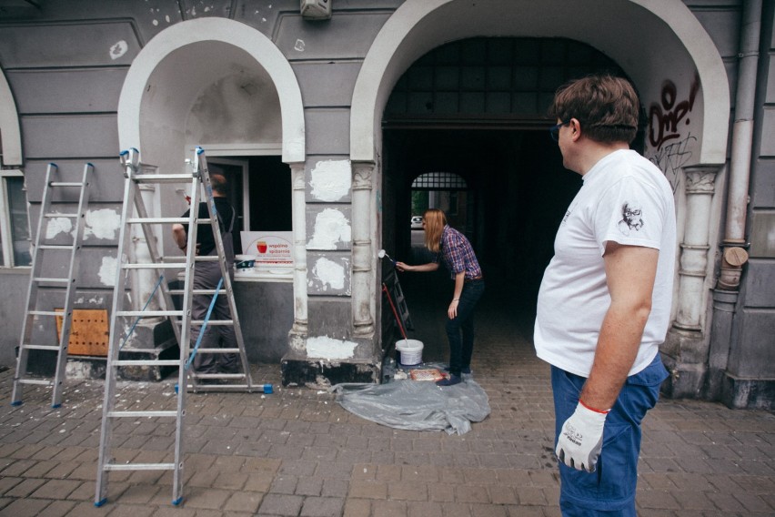 Wczoraj na zewnątrz i w środku jadłodzielni trwał mały...