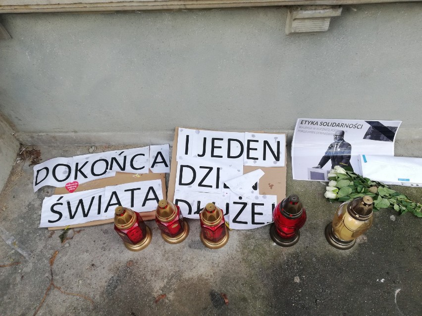Żałoba na ulicach Gdańska. Kwiaty i znicze w różnych częściach miasta [wideo, zdjęcia]