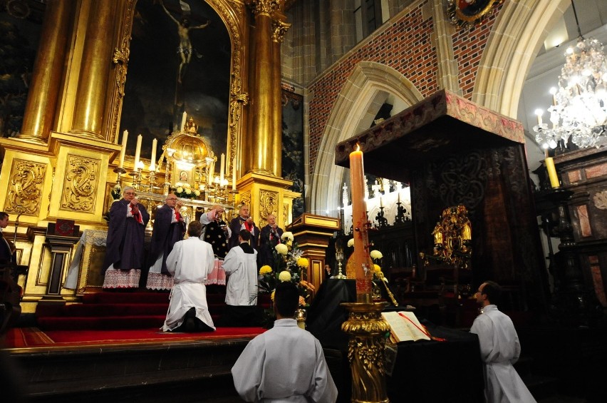 Dzień Zaduszny na Wawelu. Msza święta z procesją do grobów królewskich [ZDJĘCIA]