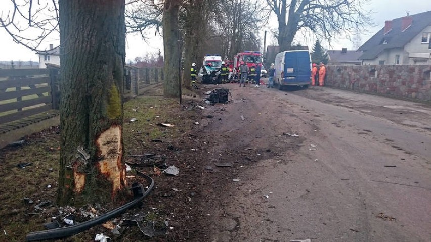 Wypadek na trasie Połczyno - Darzlubie. Mercedes zderzył się z osobówką. Trzy osoby ranne | ZDJĘCIA