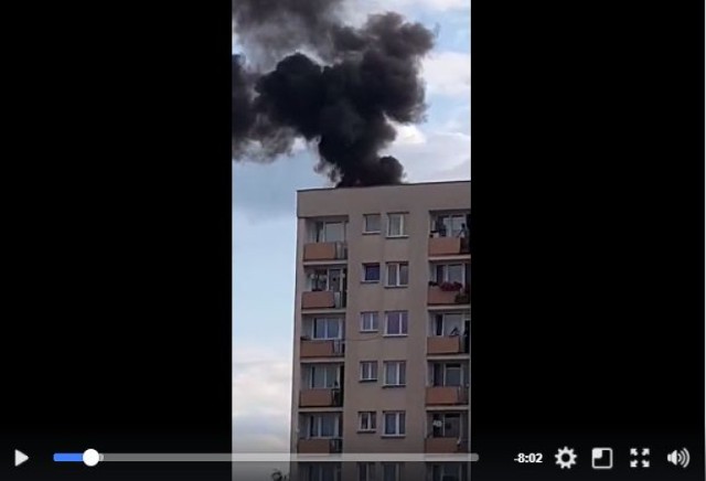 Płonął dach 10-piętrowego budynku na Pradze [ZDJĘCIA, WIDEO]