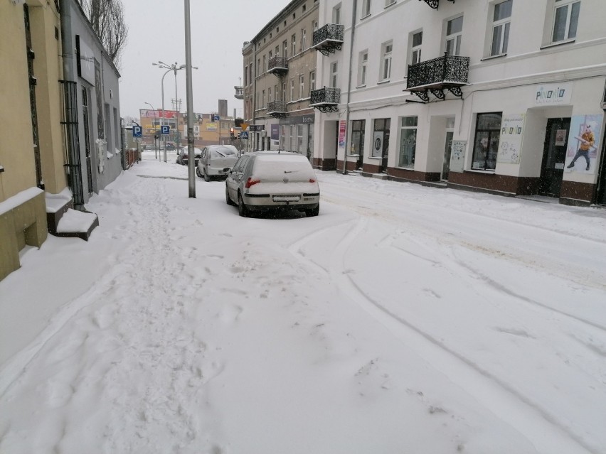 Zima 2021 w Tomaszowie Maz. Śnieżyca i fatalne warunki na tomaszowskich drogach [ZDJĘCIA]